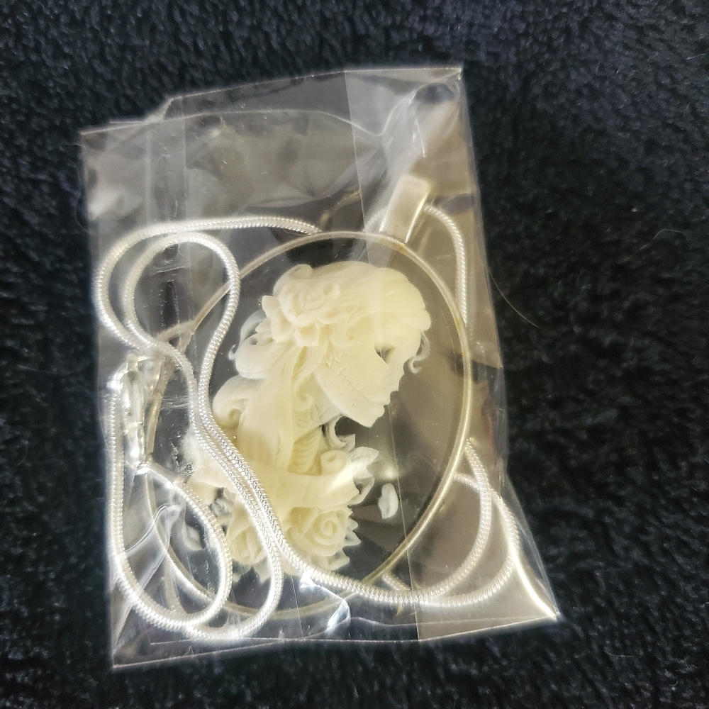 Female skull necklace